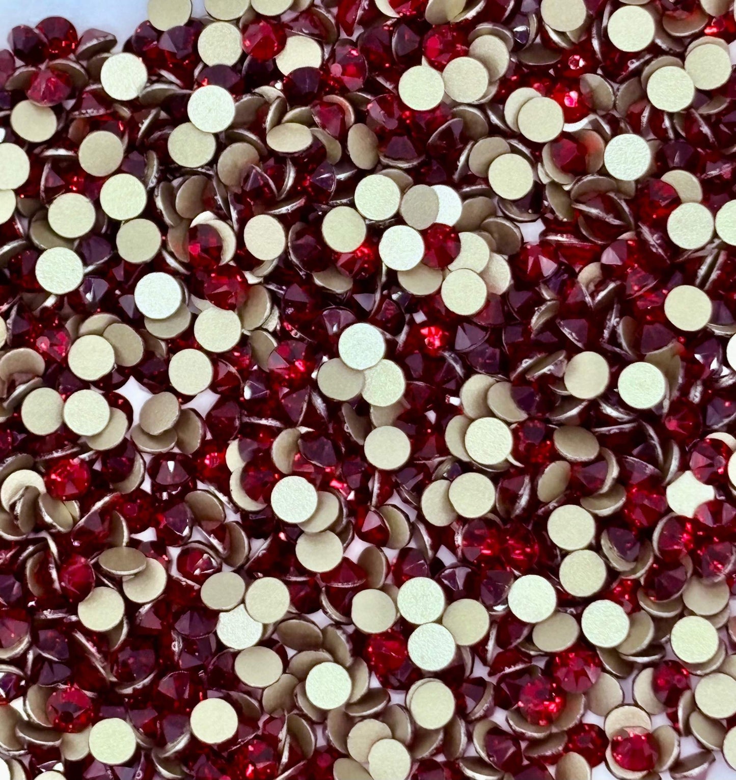 SS20 Flat Back Rhinestones, 16 cut, 144 pieces, red color.